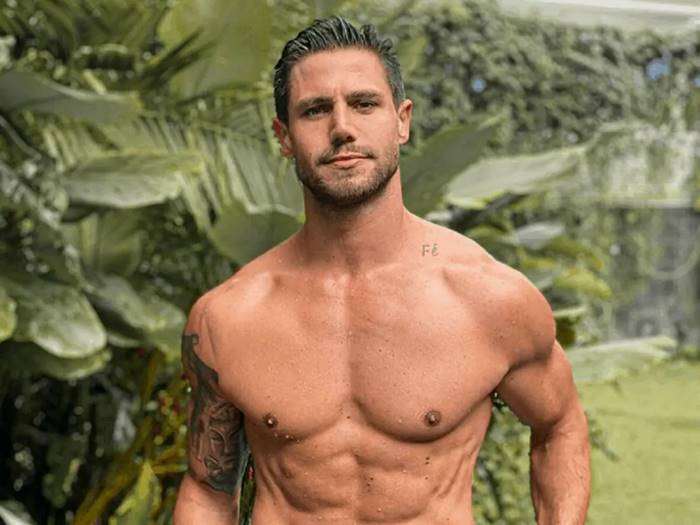 Jonas Sulzbach aparece com a rola marcando na sunga