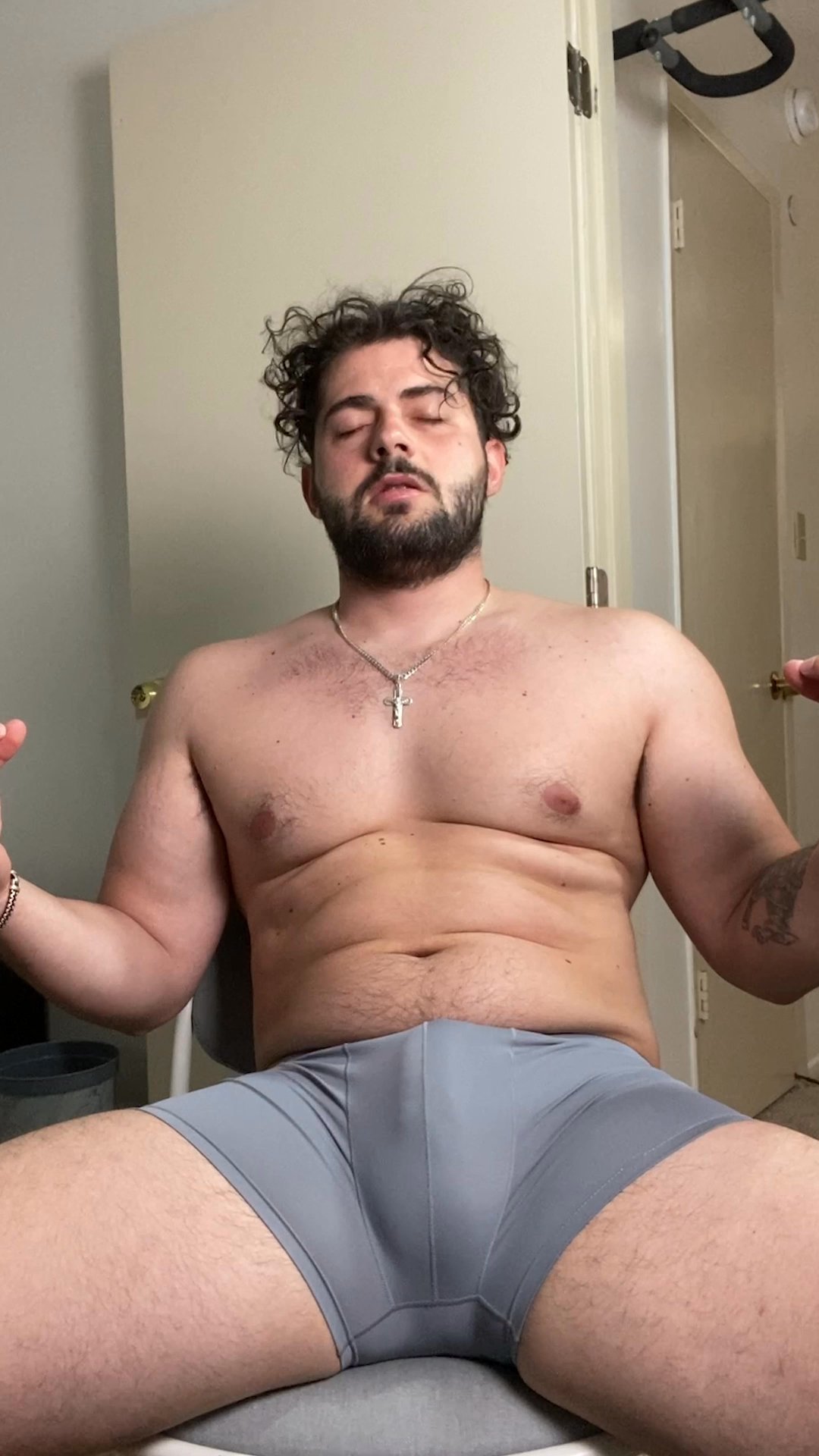 Digital influencer Bruno Baba pelado e com o pênis marcando na roupa |  Todos Famosos Nus