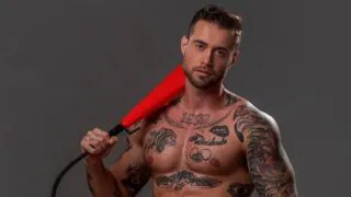 Bombeiro famoso faz sucesso batendo punheta com dedo no cu