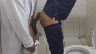 Médico hétero fodendo o cu do enfermeiro no banheiro